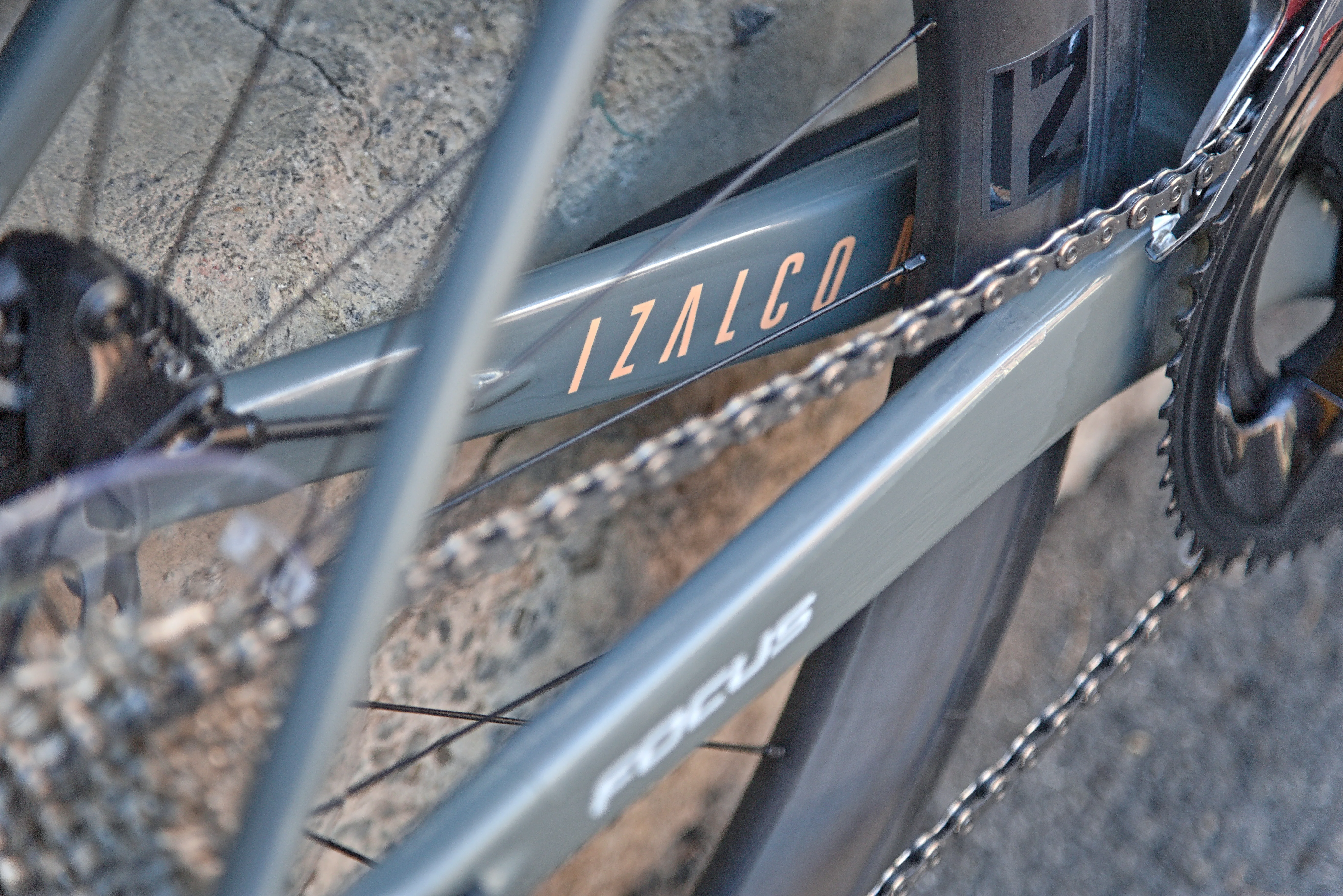 Focus Izalco Max Disc 8.9 Road Bike - Mahagony Red & Slate Grey - Image 6