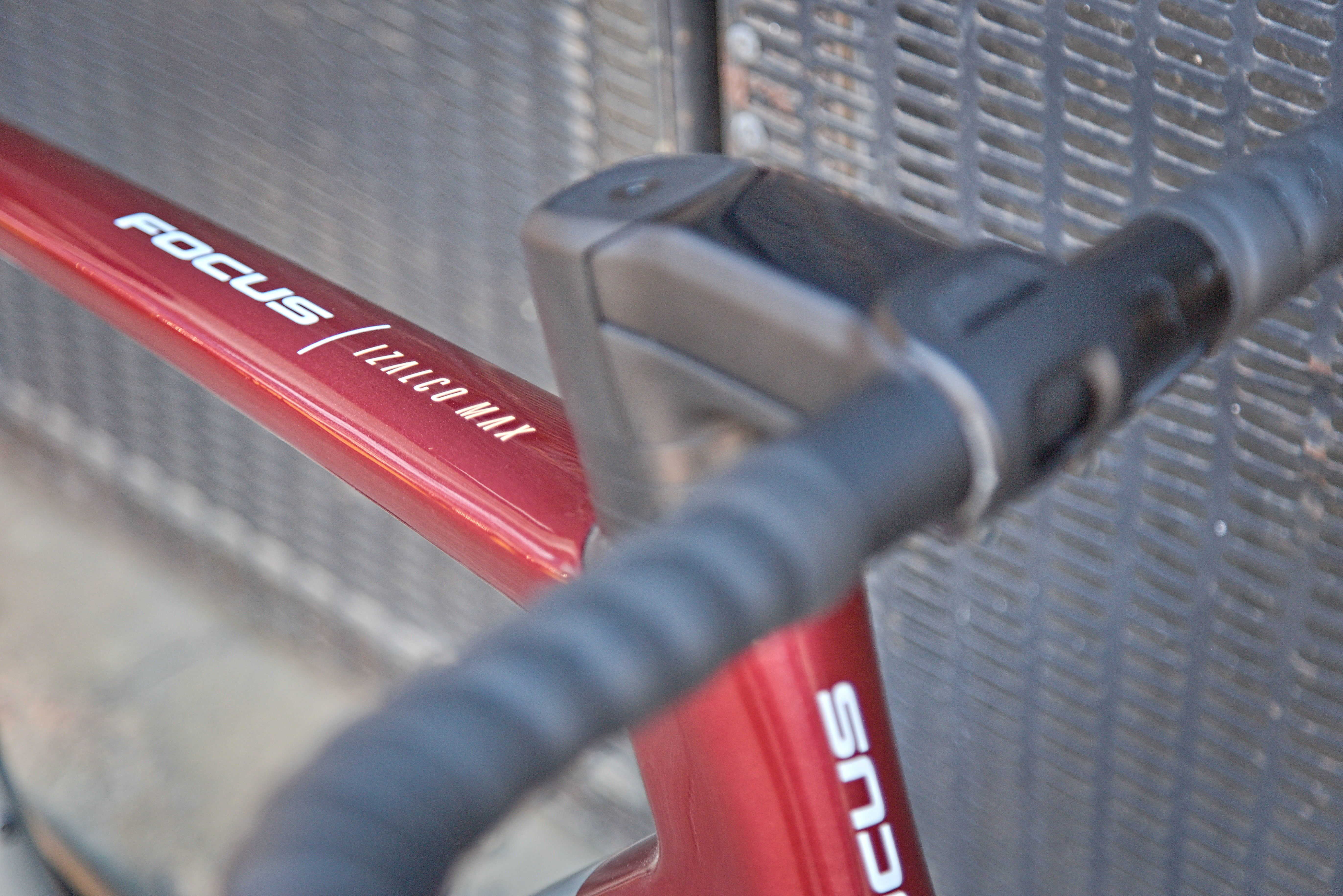 Focus Izalco Max Disc 8.9 Road Bike - Mahagony Red & Slate Grey - Image 7