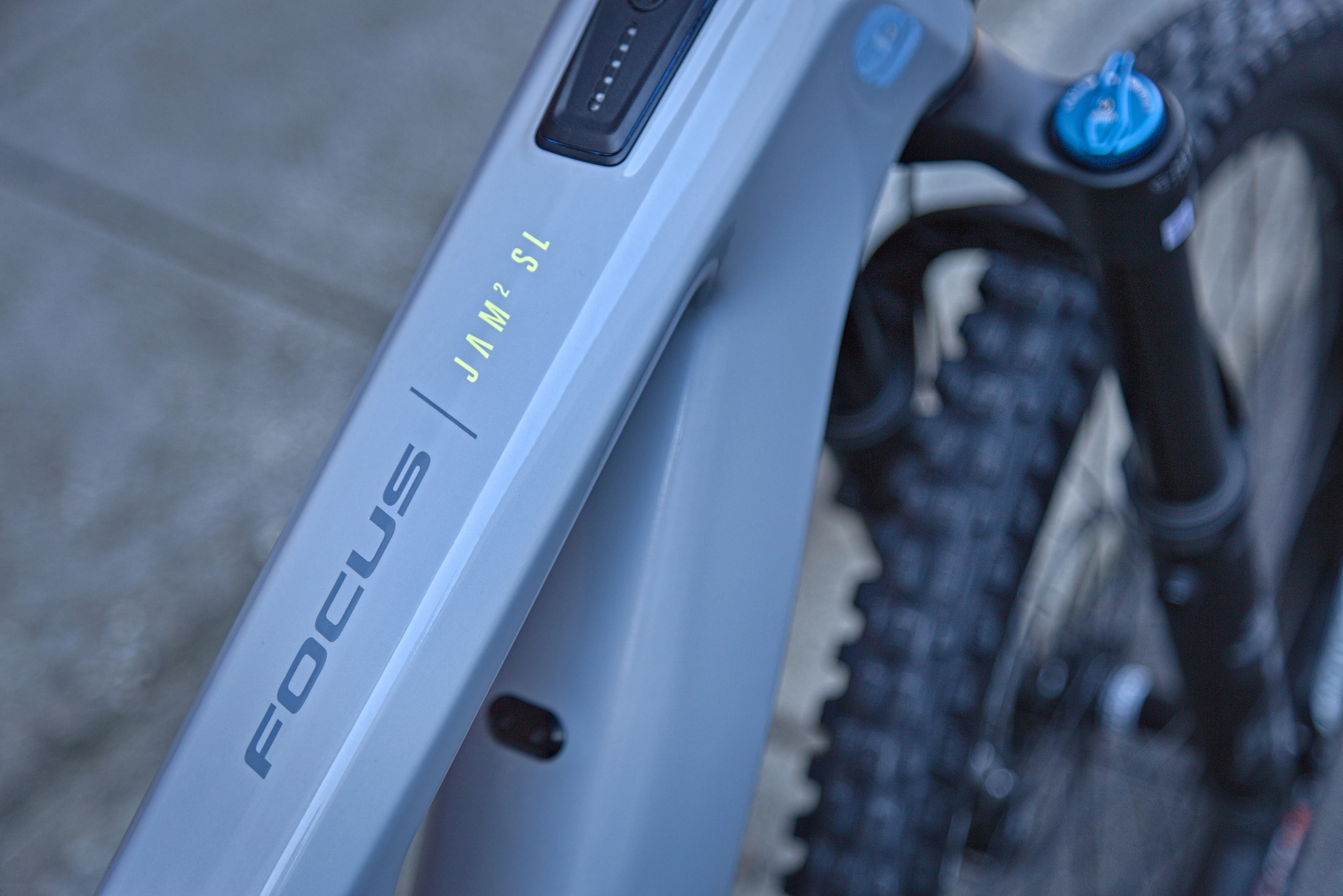 Focus JAM2 SL 8.8 Electric Mountain Bike - Light Grey / Carbon Raw - FREE DELIVERY! - Image 6