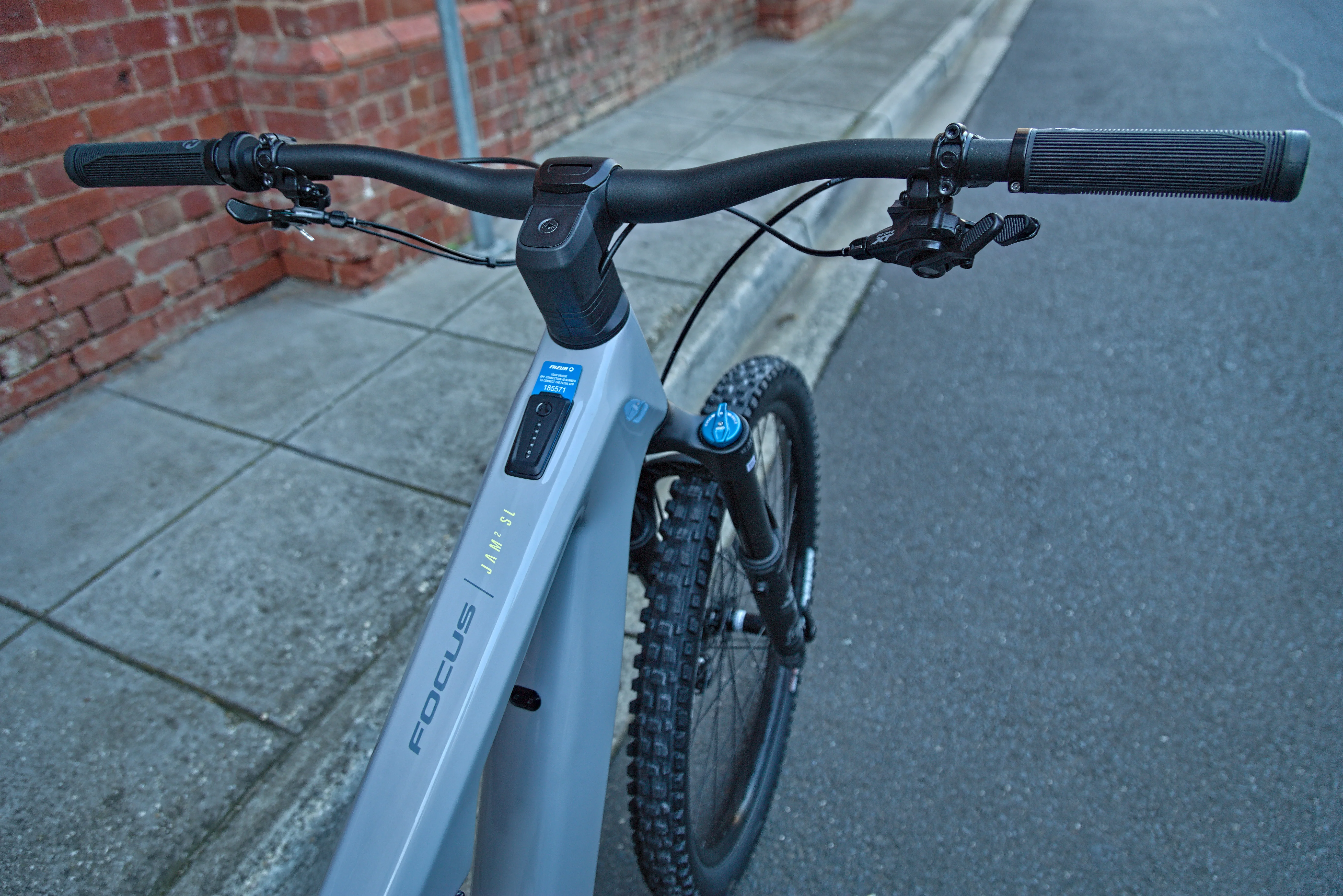 Focus JAM2 SL 8.8 Electric Mountain Bike - Light Grey / Carbon Raw - FREE DELIVERY! - Image 7