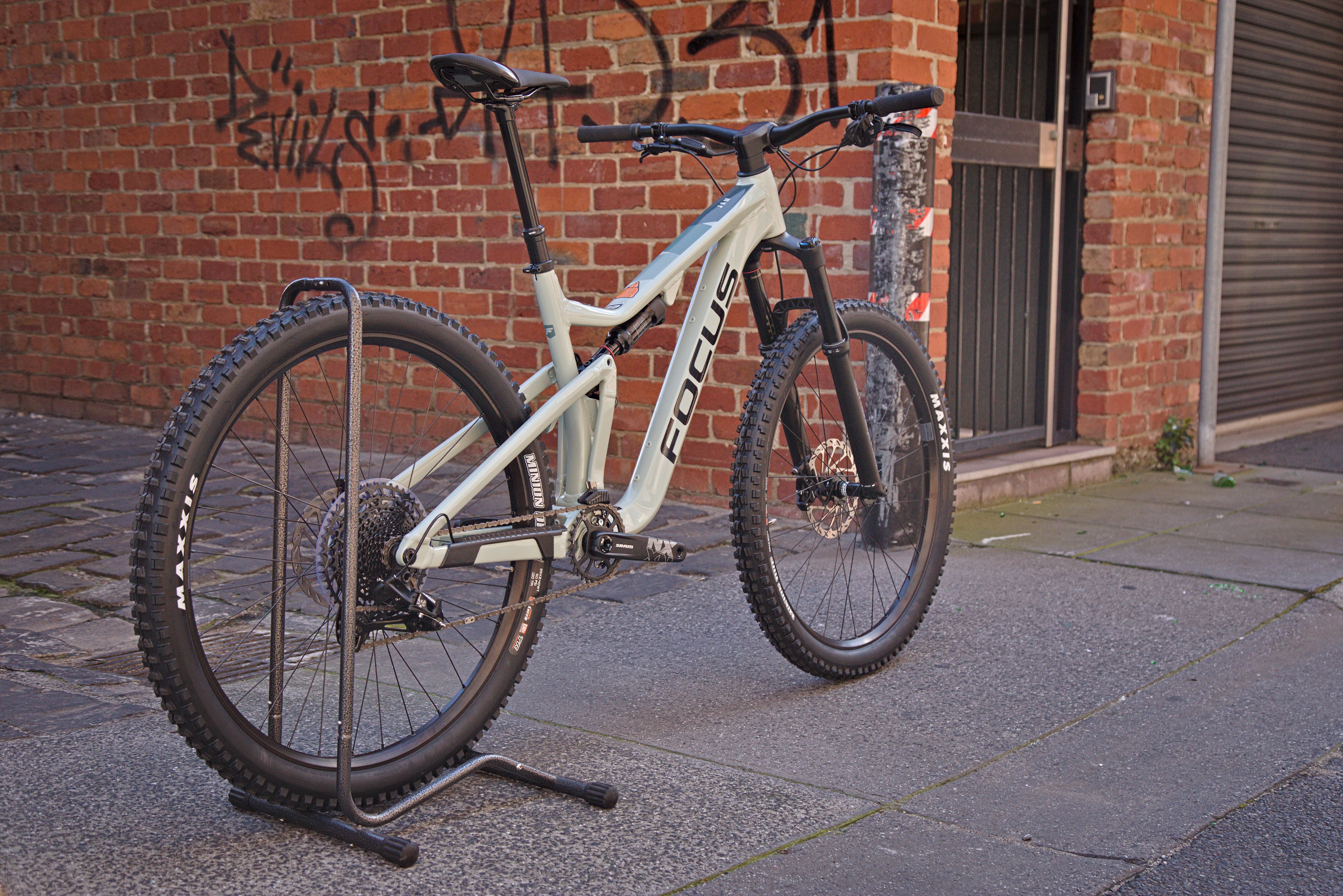 Focus JAM 6.8 Mountain Bike - Sky Grey Glossy - Save 54% - Image 10