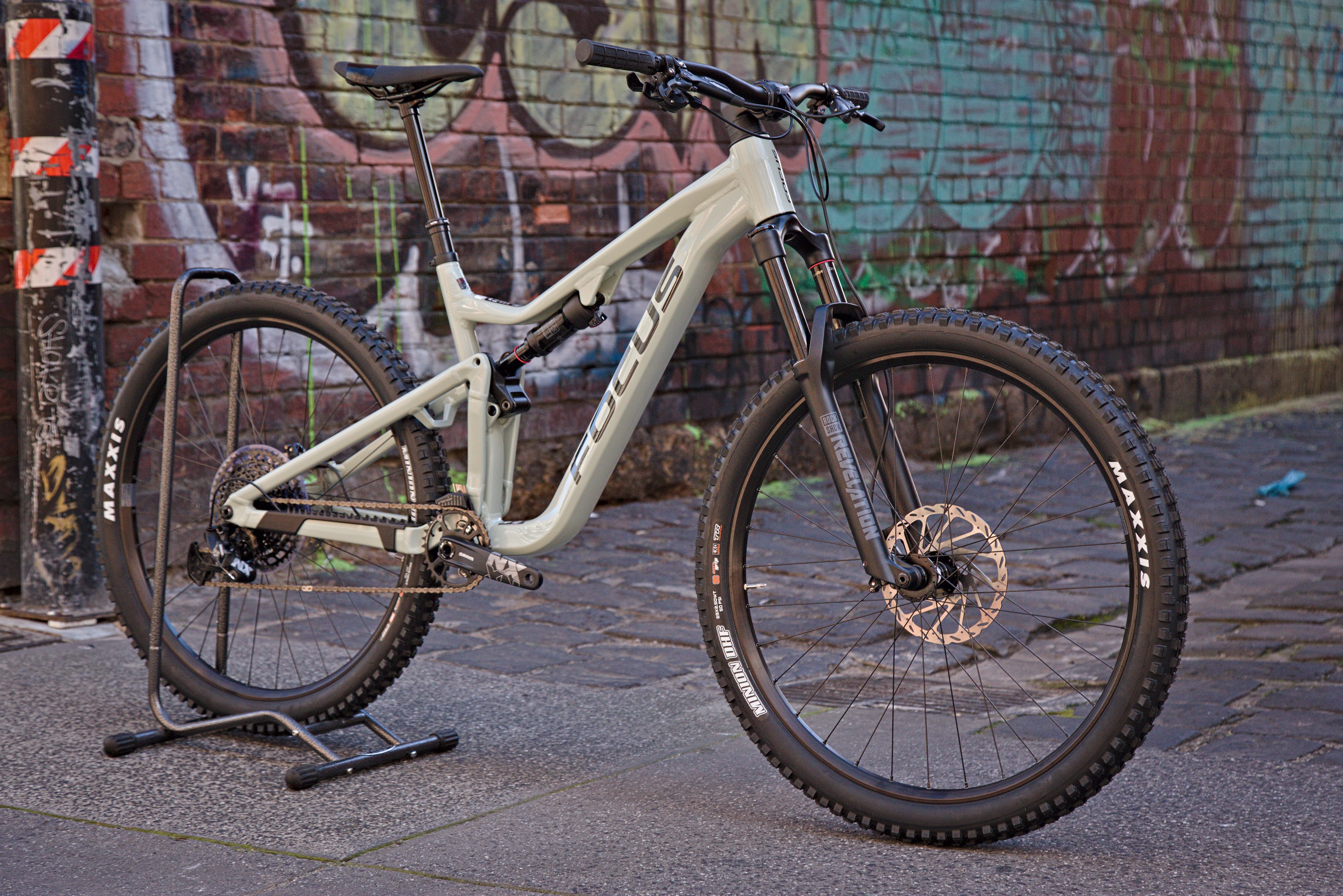 Focus JAM 6.8 Mountain Bike - Sky Grey Glossy - Save 54% - Image 4