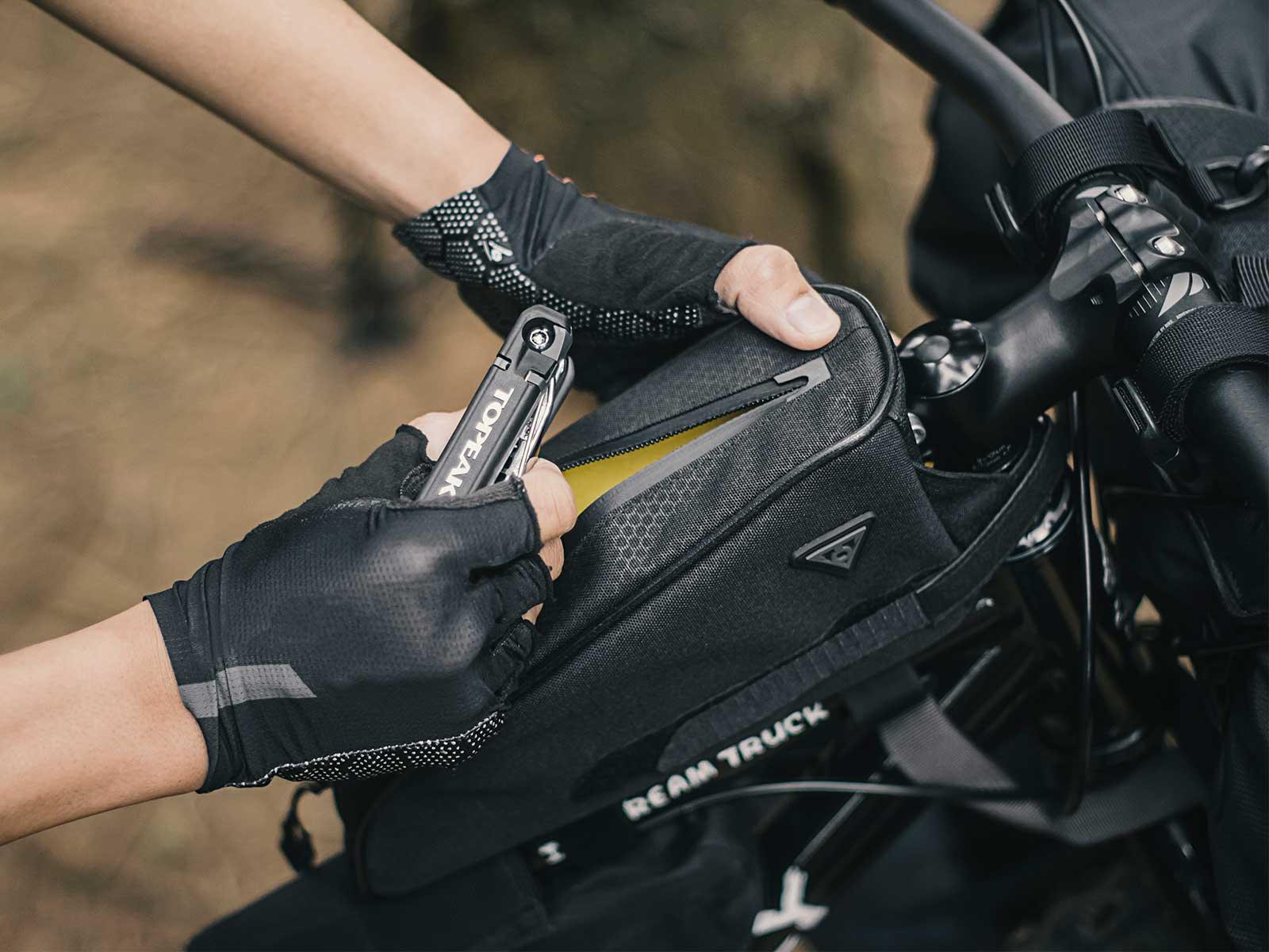 Topeak Toploader 0.75L Top Tube Bag - Black - Image 5